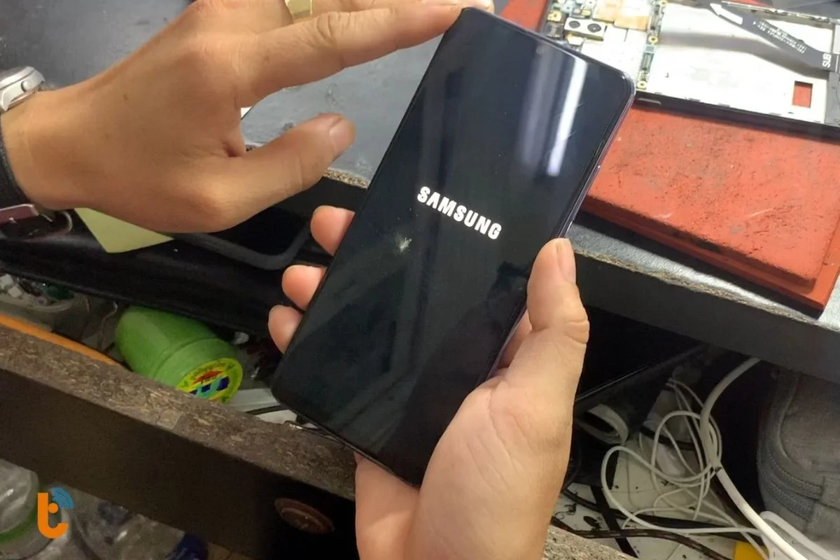 khi nao can sua chua mat kinh samsung galaxy a32