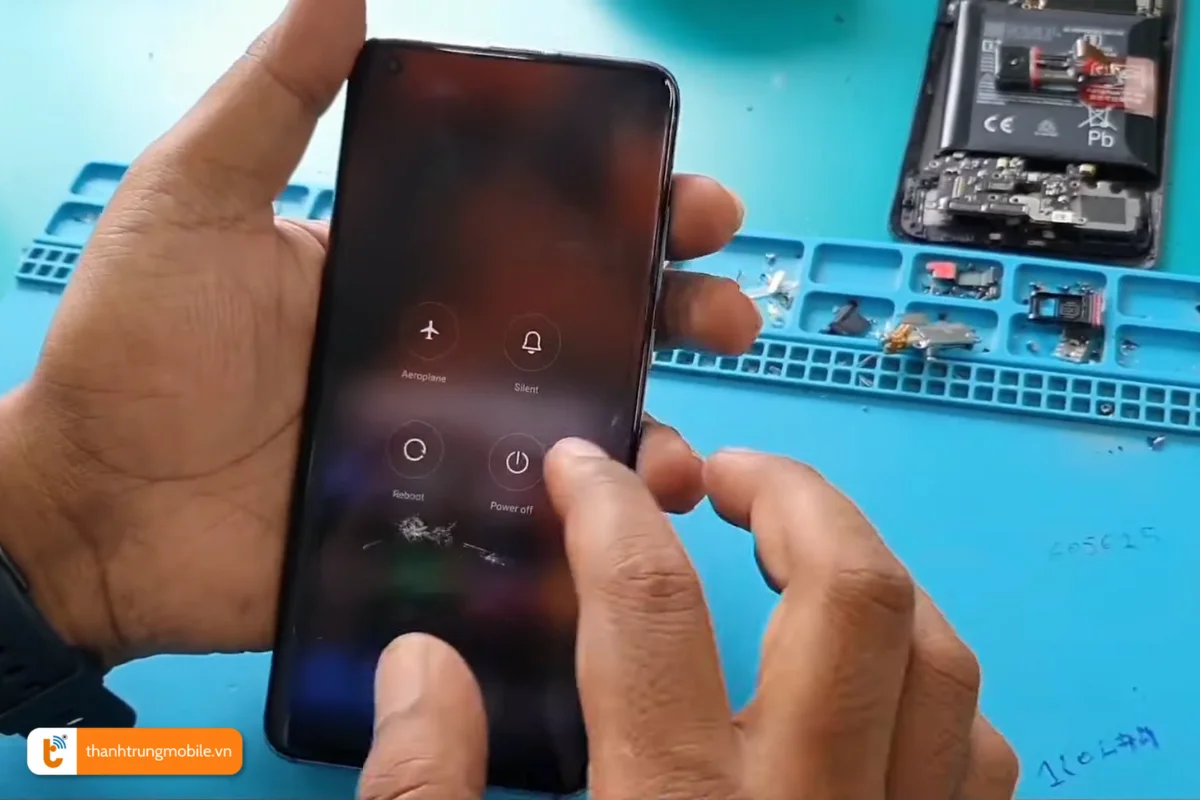 Mặt kính Mi 10 Pro bị nứt vỡ cần phải ép kính mới