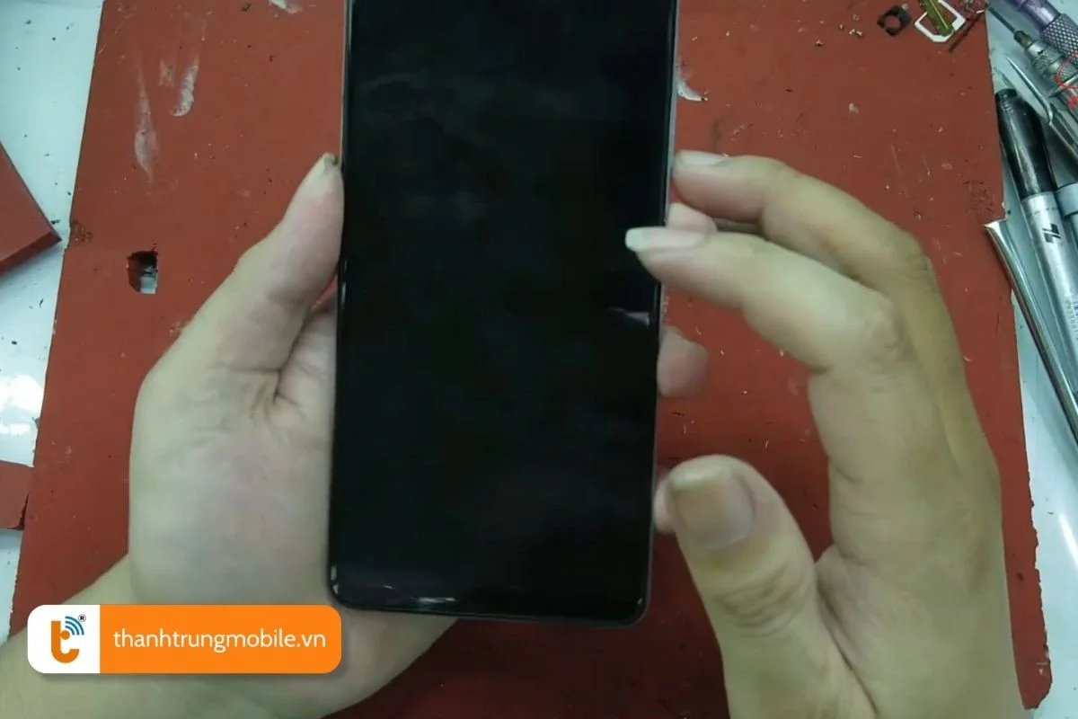 nguyen nhan khien mat kinh cua samsung galaxy a42 bi hu hong