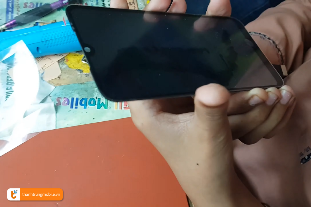 Quy trình lắp đặt mặt kính mới cho Xiaomi Redmi 7 tại Thành Trung Mobile