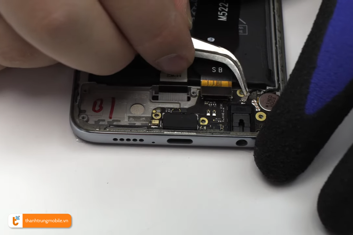Quy trình thay mới cụm chân sạc Redmi Note 9S tại Thành Trung Mobile