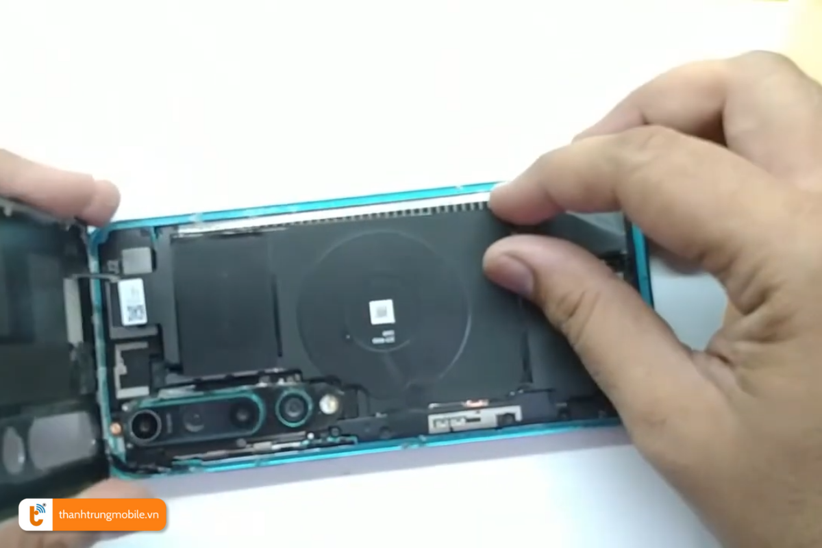 Quy trình thay mới nắp lưng Xiaomi Mi 10 tại Thành Trung Mobile