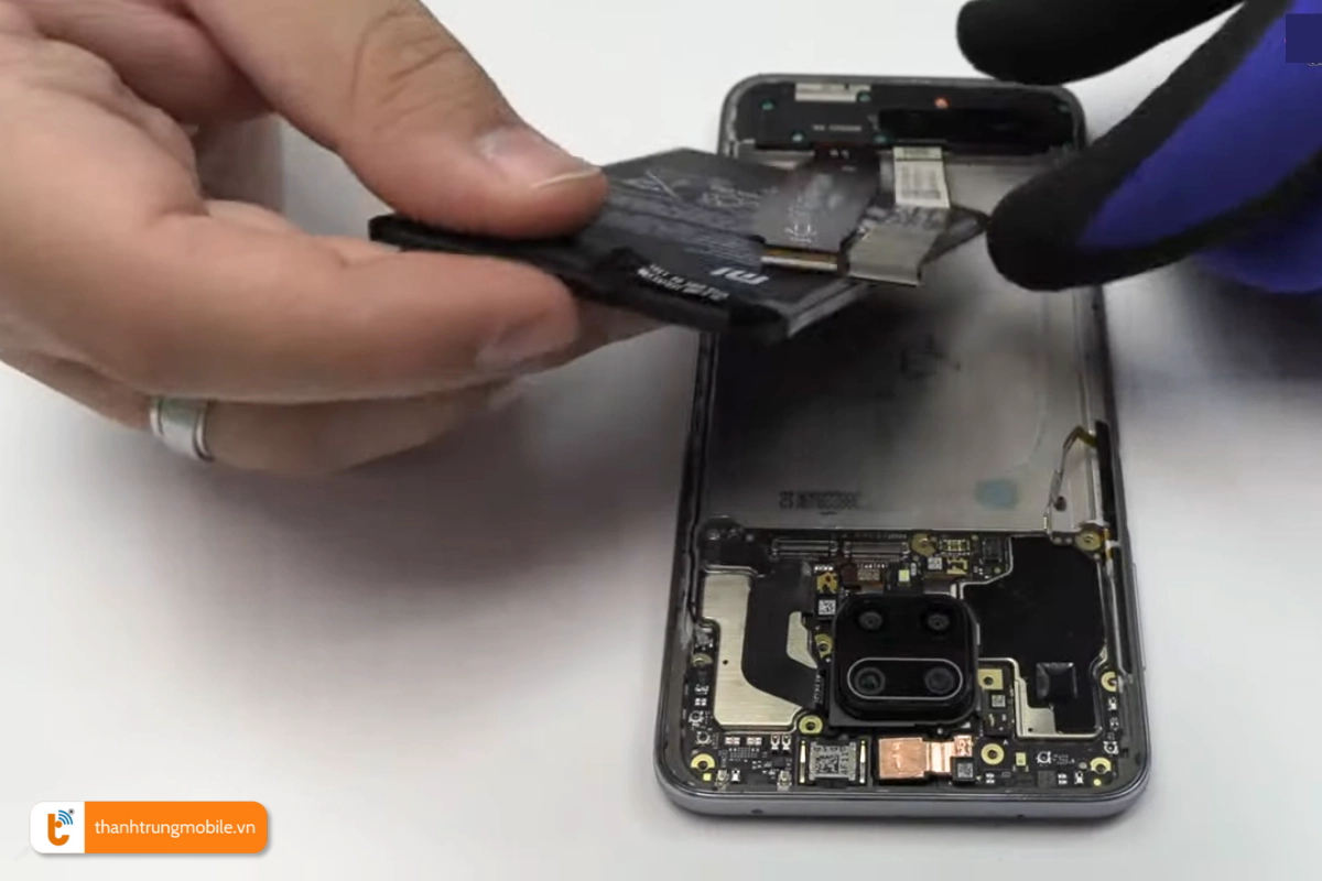 Quy trình thay pin điện thoại mới cho Redmi Note 9S tại Thành Trung Mobile