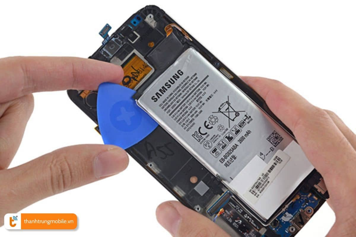 so sánh pin chính hãng và pin thay thế Samsung A8s
