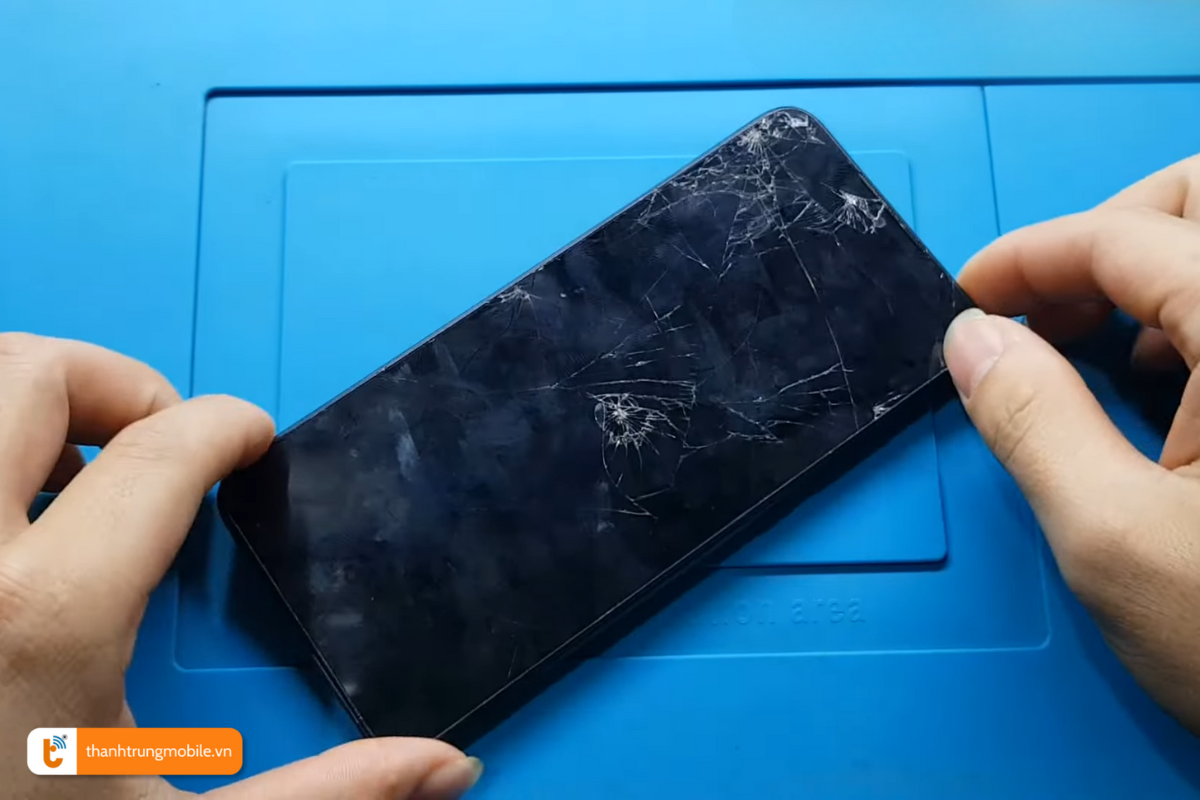 Tình trạng màn hình điện thoại Xiaomi Redmi 9C bị nứt vỡ nặng nề