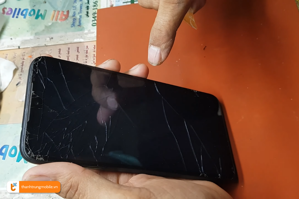 Xiaomi Redmi 7 bị nứt vỡ mặt kính, gây nguy hiểm cho người dùng khi sử dụng