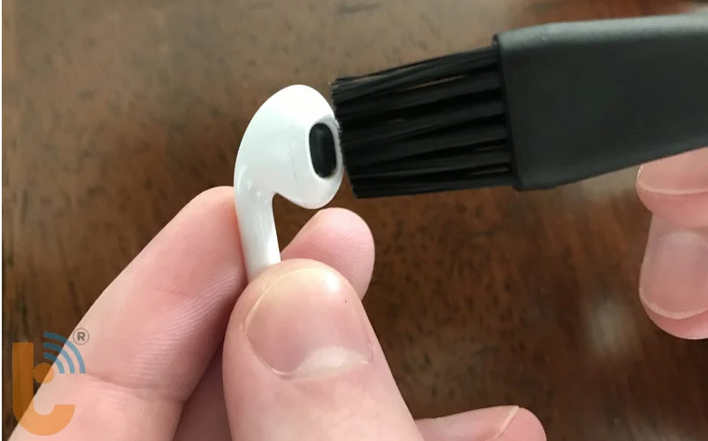 Vệ sinh tai nghe Airpods cẩn thận