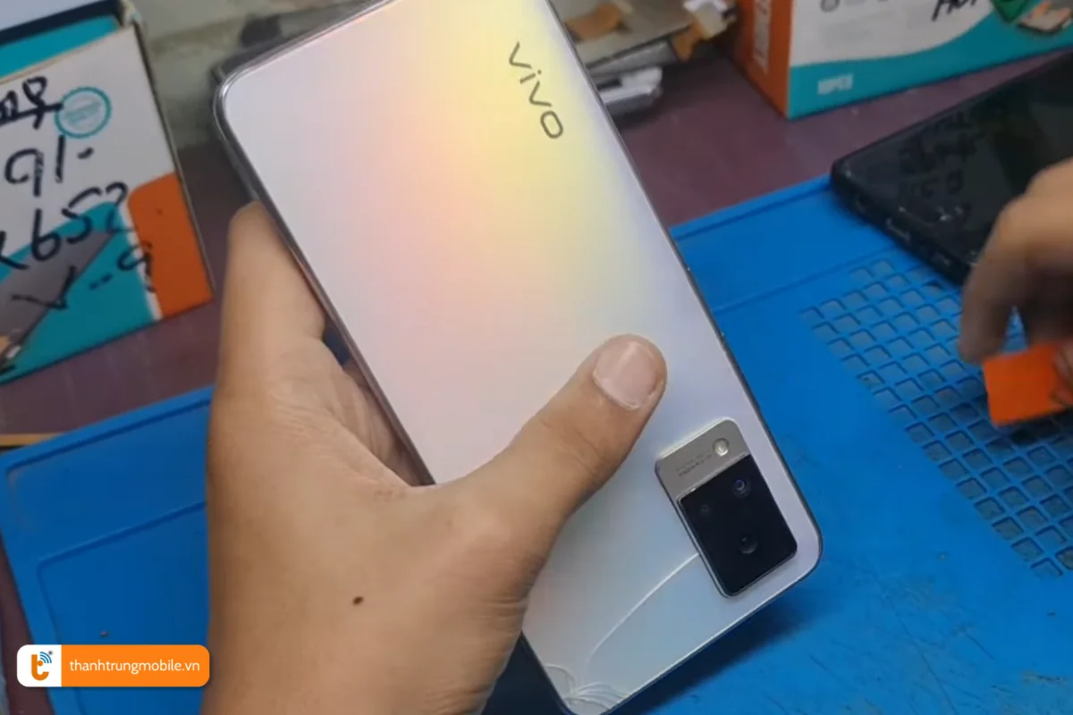 Nắp lưng điện thoại Vivo V21 bị nứt làm mất tính thẩm mỹ