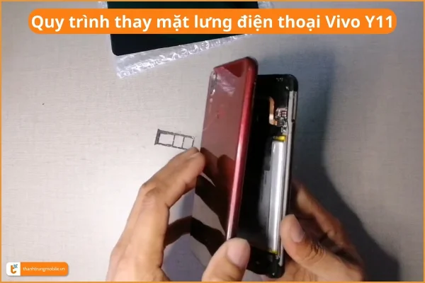 quy-trinh-thay-mat-lung-dien-thoai-vivo-y11