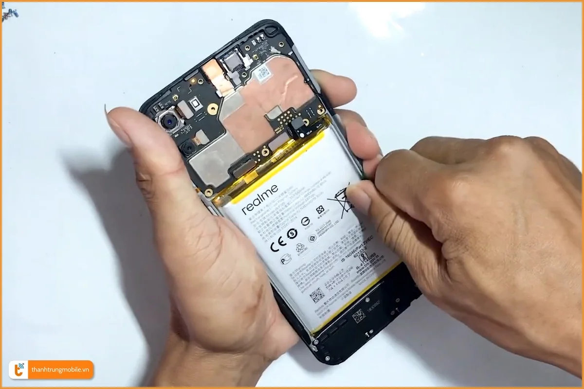 Quy trình thay pin điện thoại Realme C11 tại Thành Trung Mobile