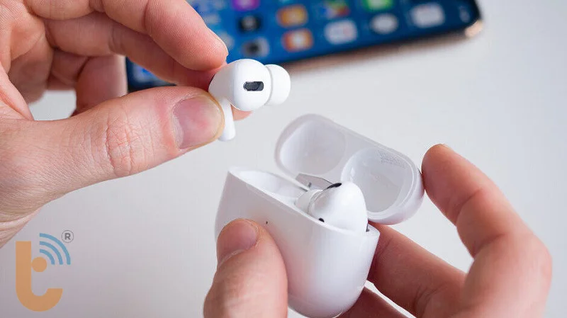 Đặt tai nghe AirPods vào hộp sạc và đóng nắp