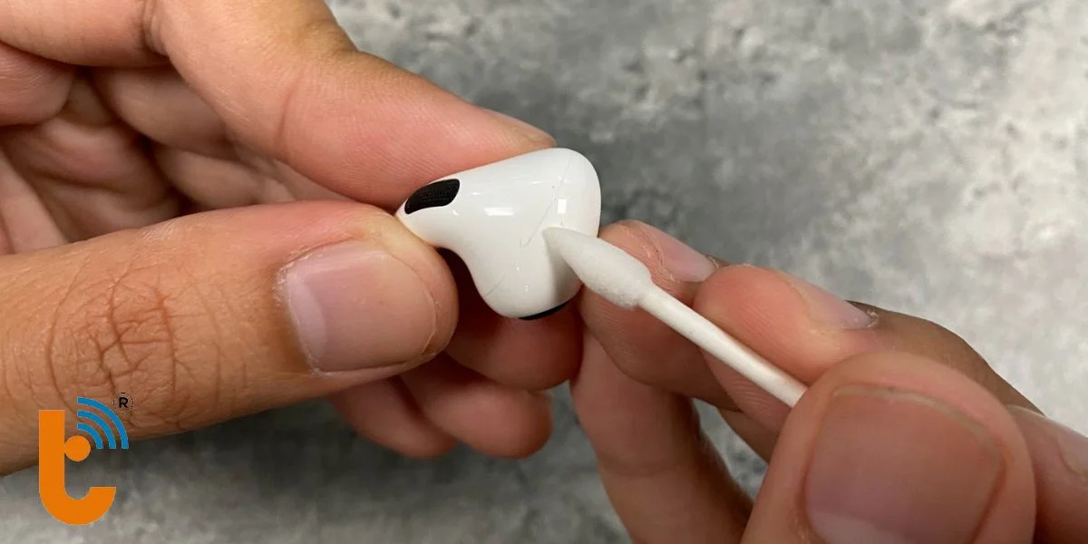 Vệ sinh AirPods đúng cách