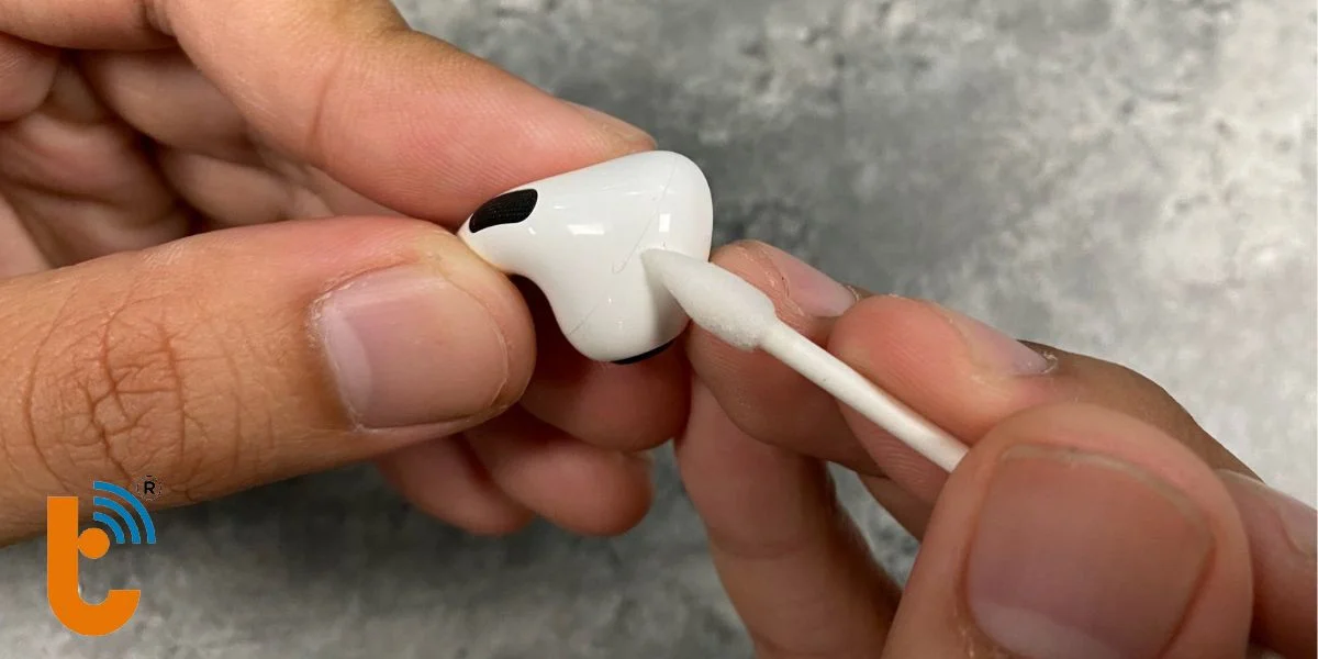 Vệ sinh AirPods đúng cách