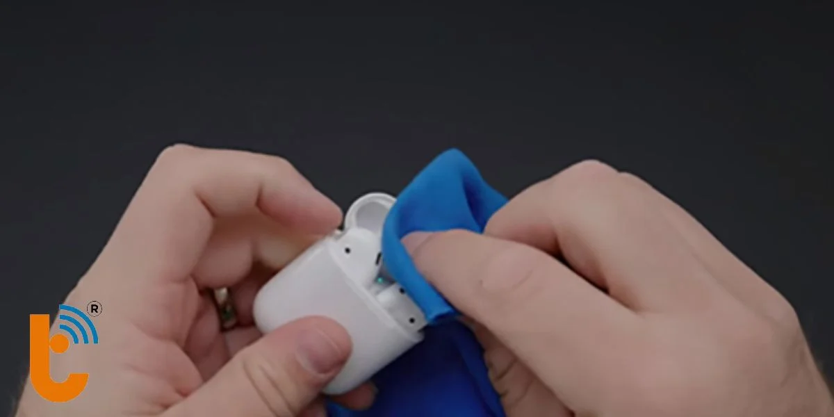 Vệ sinh AirPods thường xuyên