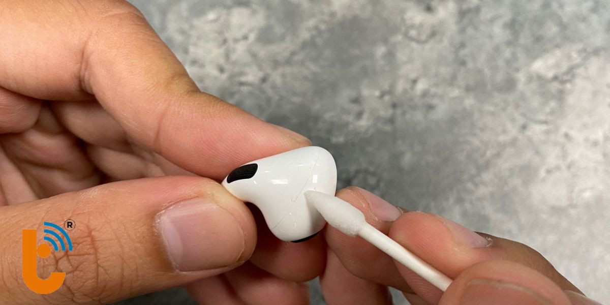 Vệ sinh AirPods 
