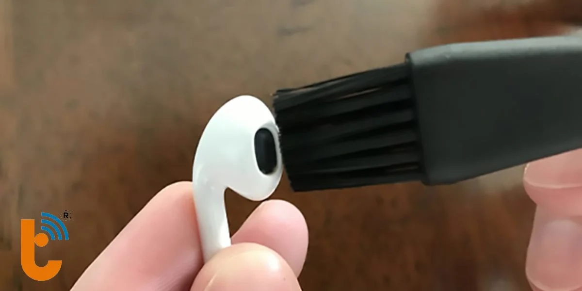 Vệ sinh lưới loa AirPods