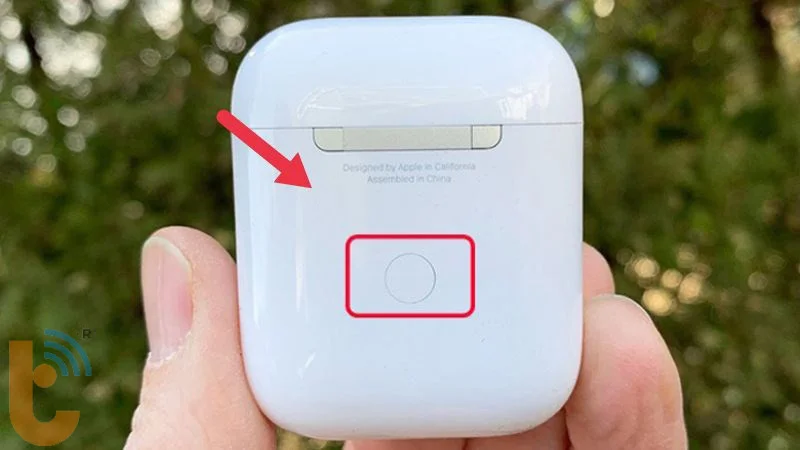 Ấn và giữ nút hình tròn phía sau vỏ hộp AirPods