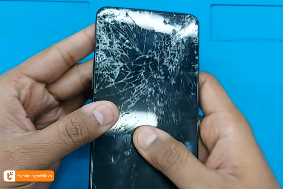 Màn hình OnePlus 9R bị bể nặng do rơi rớt mạnh