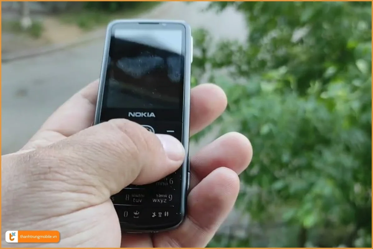 Nhấn giữ phím nguồn để tắt máy khởi động lại Nokia 6700