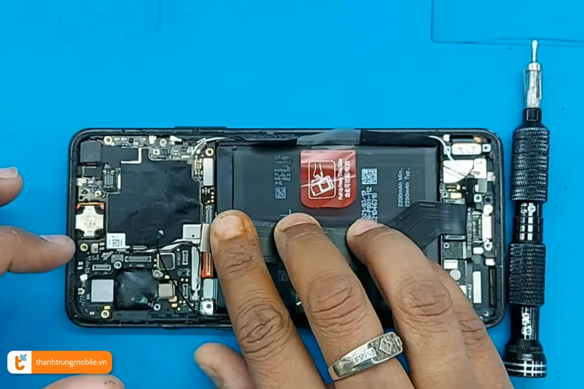 Quy trình thay thế màn hình OnePlus 9R chính hãng tại Thành Trung Mobile