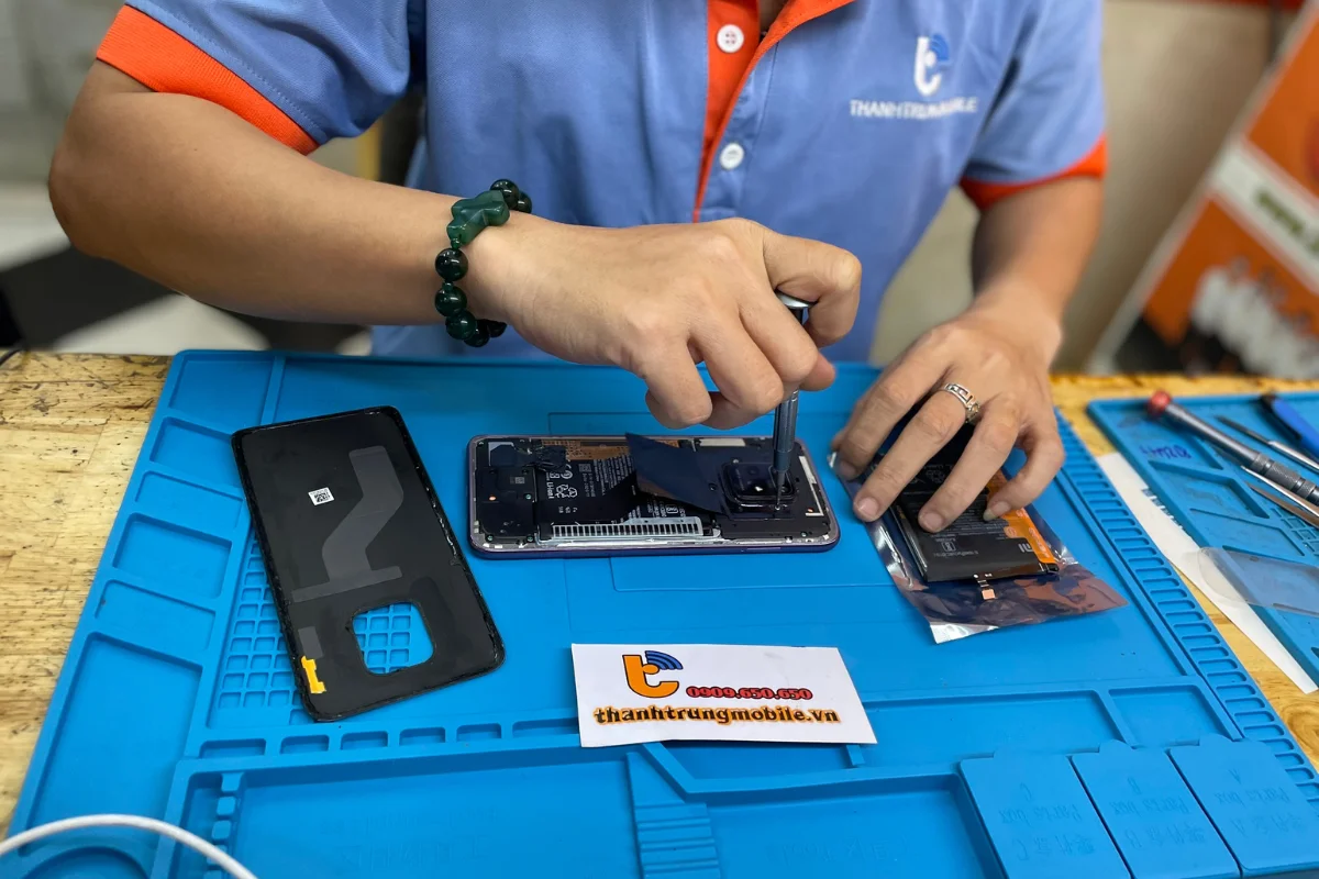 Kỹ thuật viên Thành Trung Mobile sửa điện thoại Vivo 