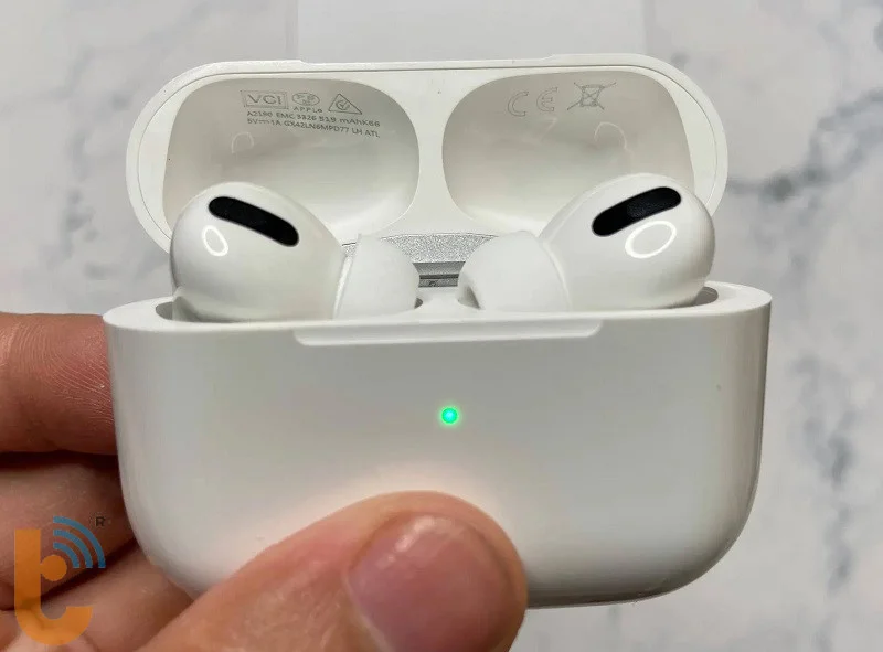 Mở nắp hộp đựng AirPods