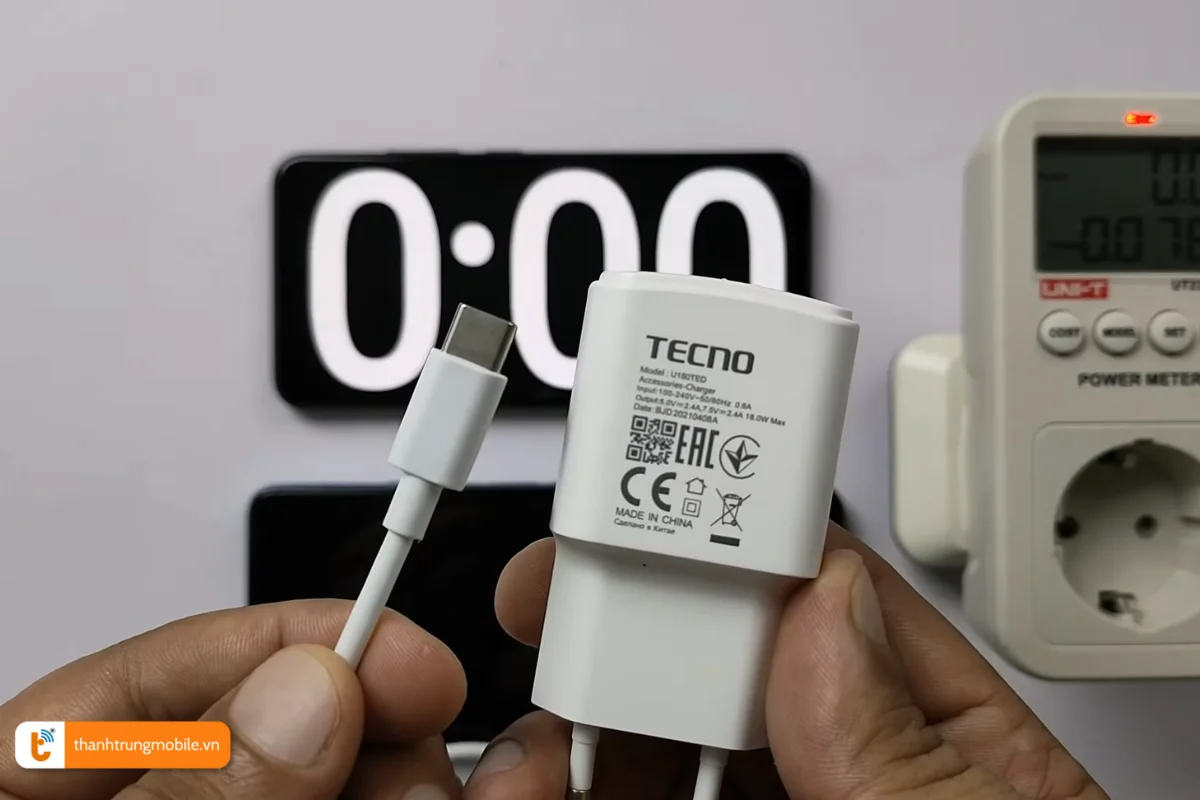 Sử dụng bộ sạc Tecno Pova 2 chính hãng để đảm bảo sạc pin ổn định