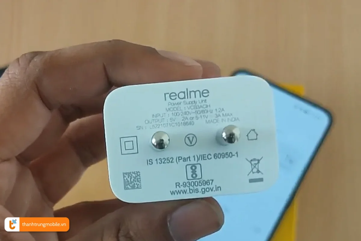 Sử dụng cục sạc chính hãng để đảm bảo quá trình sạc pin Realme 9 Pro