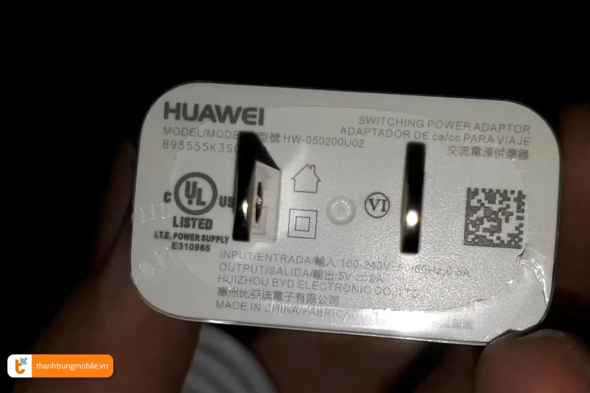 Sử dụng cục sạc Huawei Y5 phù hợp để đảm bảo khả năng sạc pin an toàn