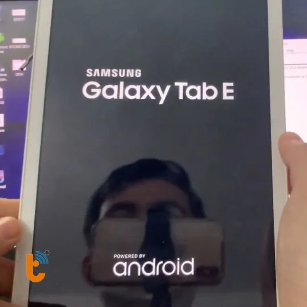 sua-samsung-tab-e-bi-treo-logo