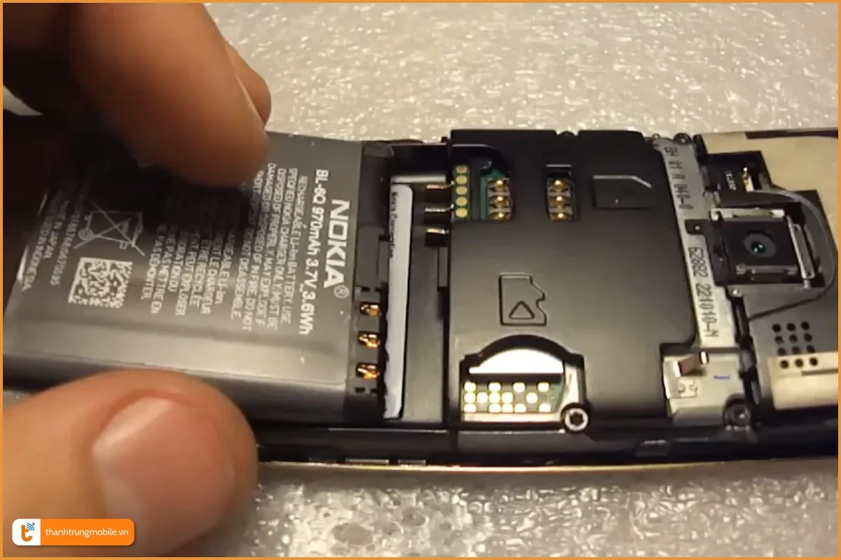 Tự thay pin mới cũng là một trong những cách khắc phục lỗi pin Nokia 6700