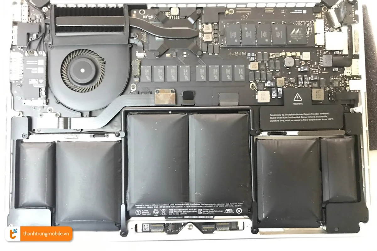 Bên trong Macbook Pro 2013 khi bị phù pin