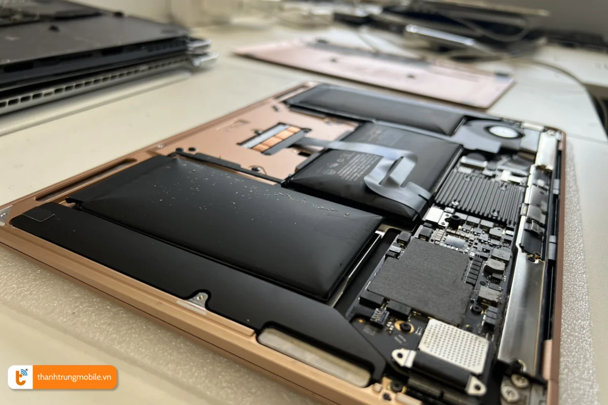 Pin Macbook Air 2019 bị phù căng phồng gây nguy hiểm cho người dùng và thiết bị