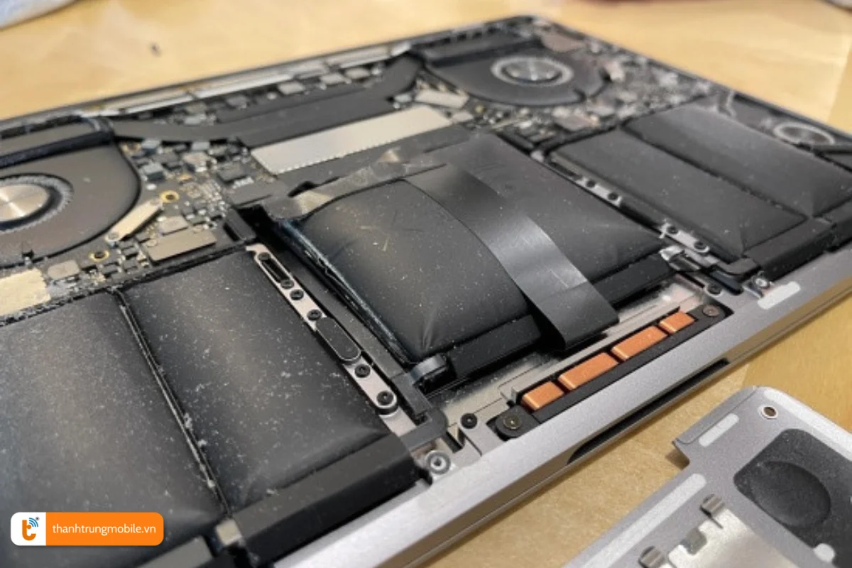 Pin Macbook Pro 2019 bị phù nặng nề