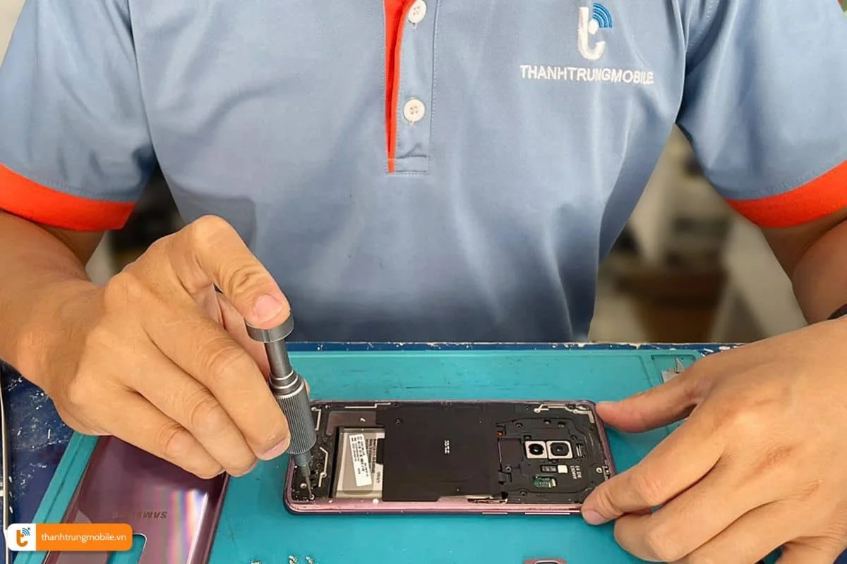 Quy trình sửa chữa điện thoại Samsung chuyên nghiệp tại Thành Trung Mobile
