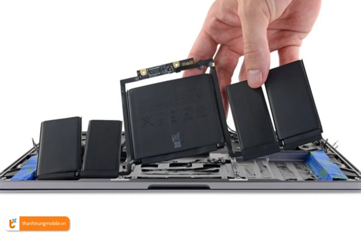 Quy trình thay thế pin Macbook Pro 2017 chính hãng tại Thành Trung Mobile