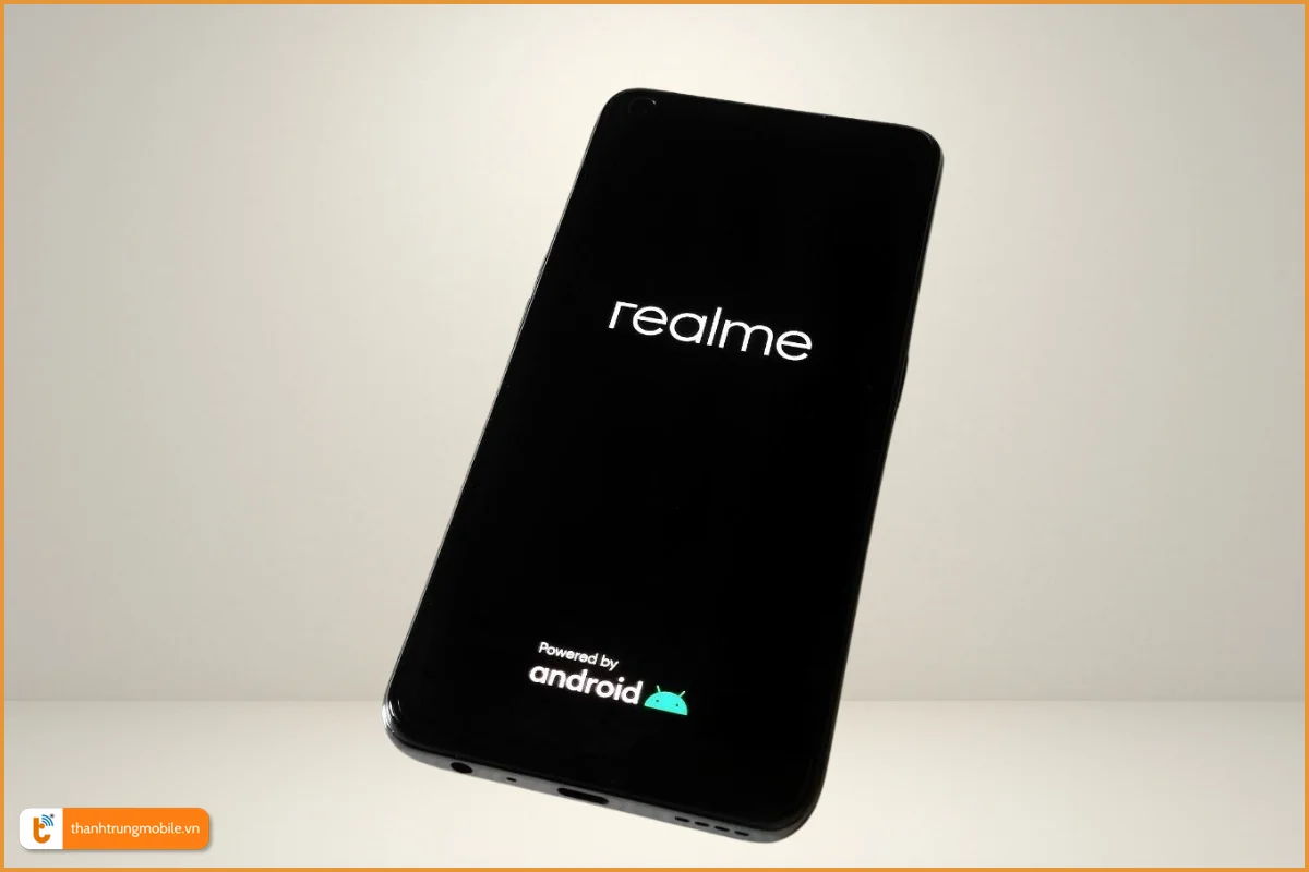 Điện thoại Realme treo logo 