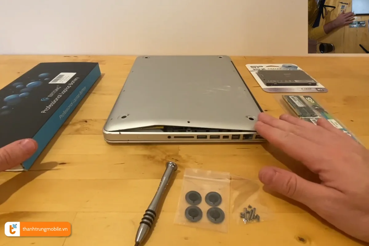 Tình trạng pin phù ở Macbook Pro 2010 gây hỏng laptop