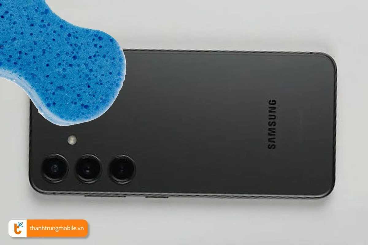 Cách làm mờ vết xước trên vỏ điện thoại Samsung bằng bọt biển