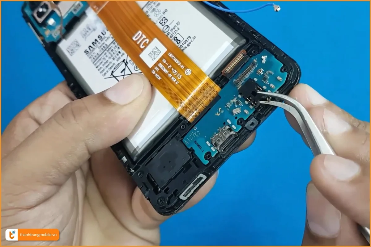 Thay chân sạc Samsung M12