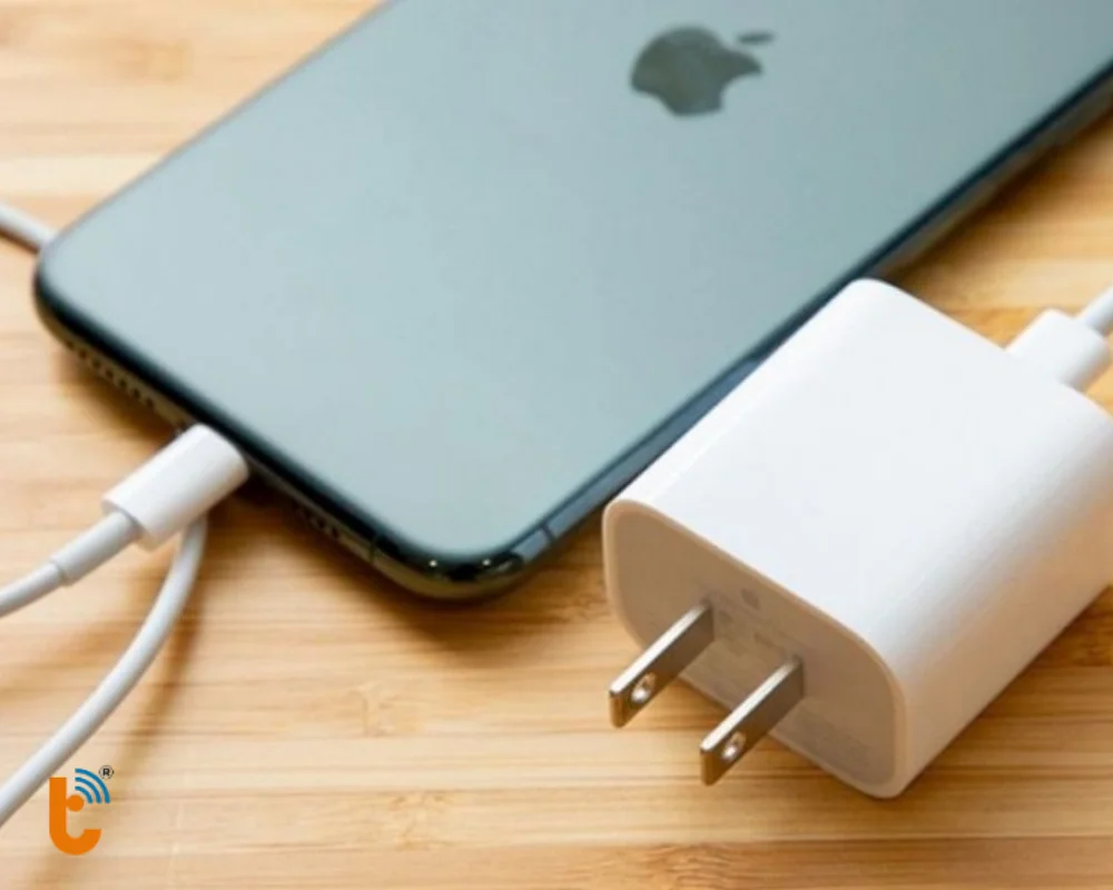 Thay mới củ sạc, dây cáp chính hãng Apple hoặc mượn của người khác để thử ngay