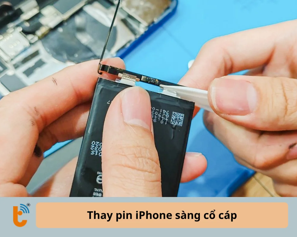  Thay pin iPhone sàng cổ cáp