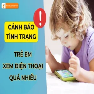 Em bé coi điện thoại bị đen mắt - Xem ngay cách bảo vệ mắt cho bé!