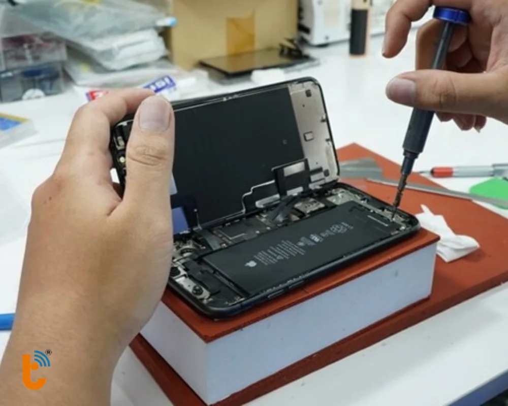 Khách hàng có thể quan sát quá trình thay pin