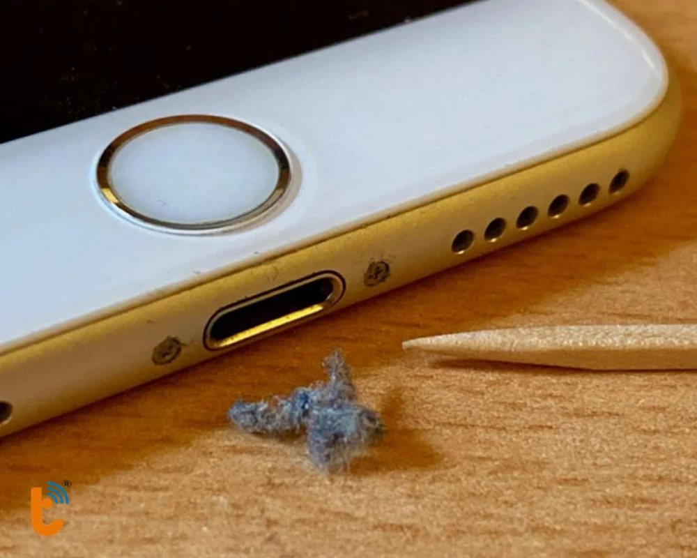 Vệ sinh cổng sạc iPhone định kỳ bằng các dụng cụ chuyên dụng
