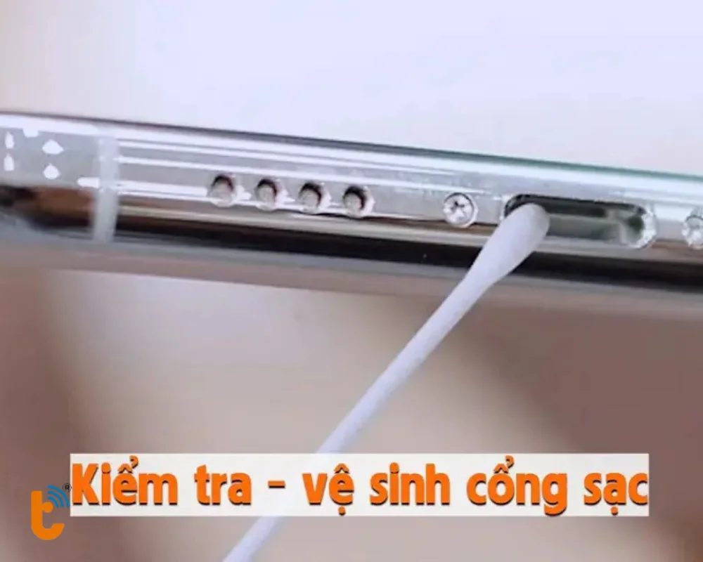 Vệ sinh cổng sạc Lightning