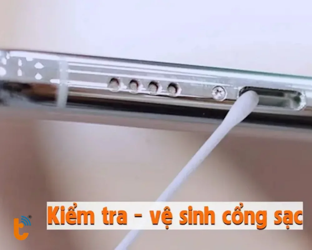 Vệ sinh cổng sạc và jack kết nối