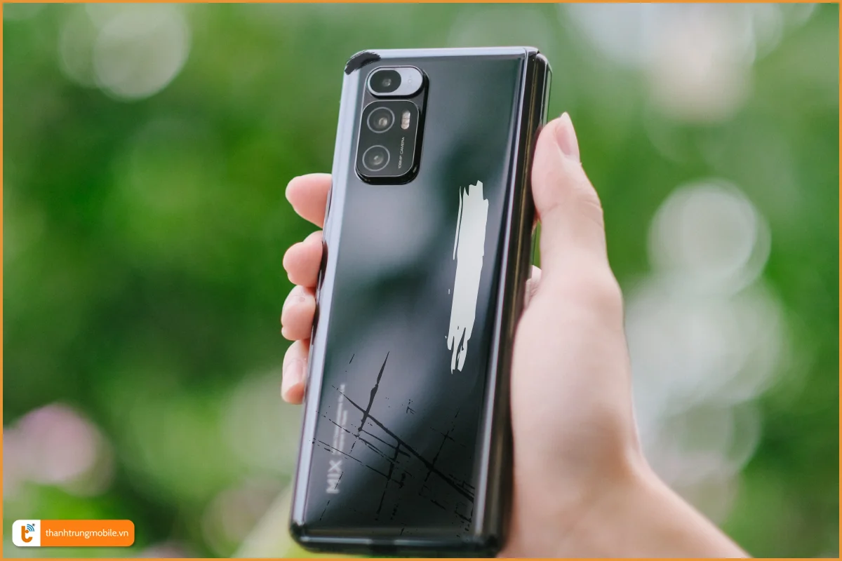 Vỏ Xiaomi Mix Fold trầy xướt, bong tróc sơn cần thay mới